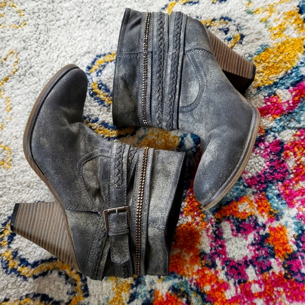 Massini ankle boots metallic gray distressed  size 9